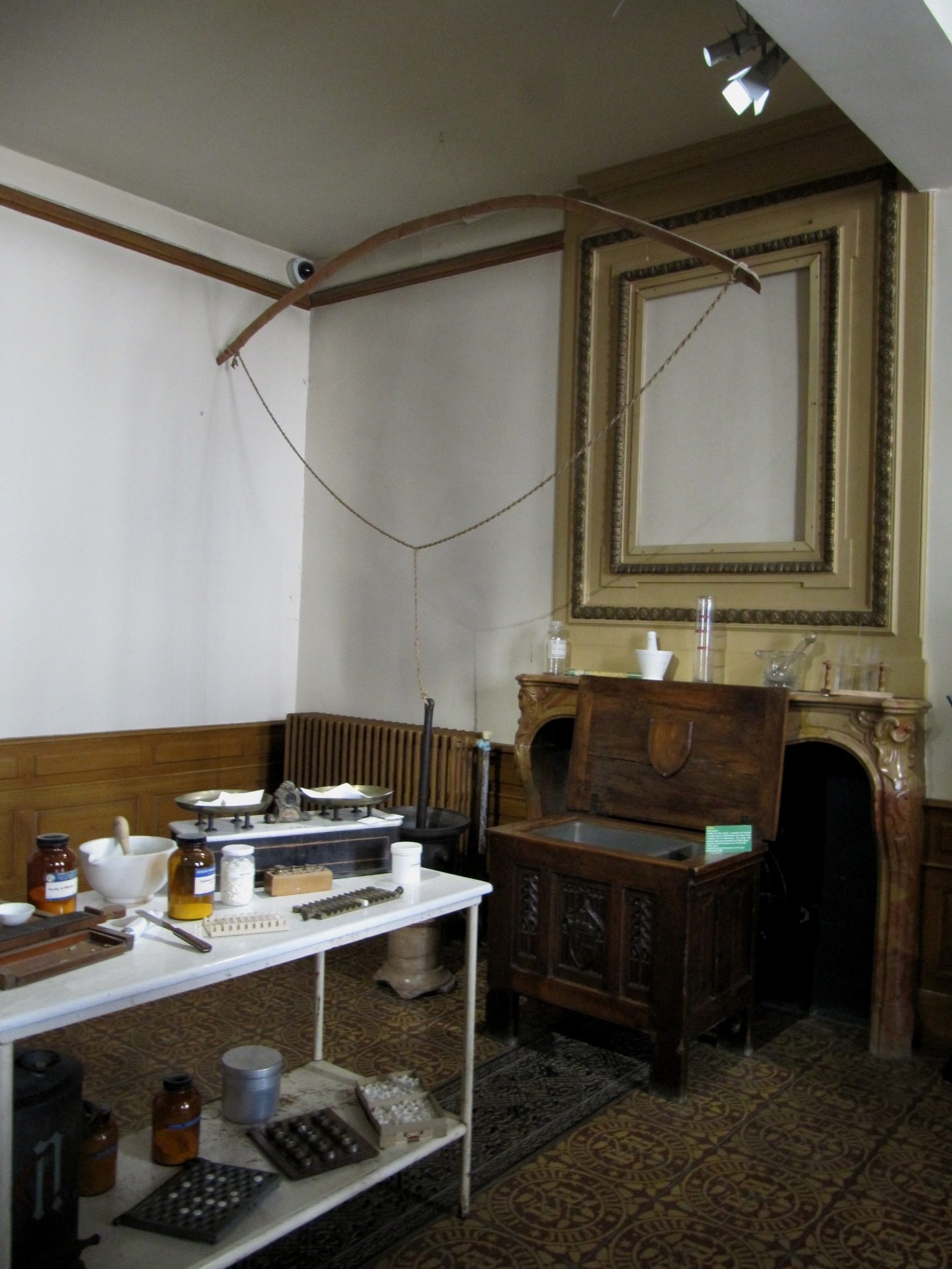 15-%20the%20apothecaries%20laboratory.jpg